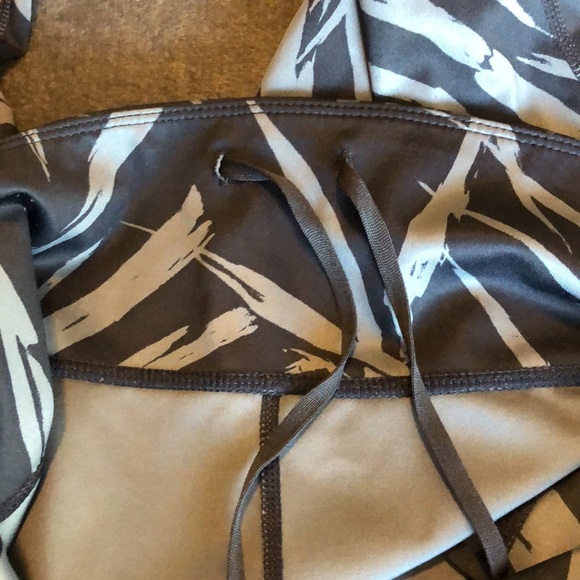 Women’s size medium gap fit g fast gray and black palm print leggings - Picture 10 of 12